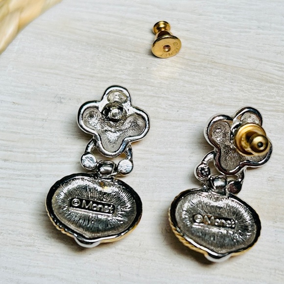 Vintage MONET designer dangle pierced earrings, with a gold silver tone finish - Picture 9 of 9